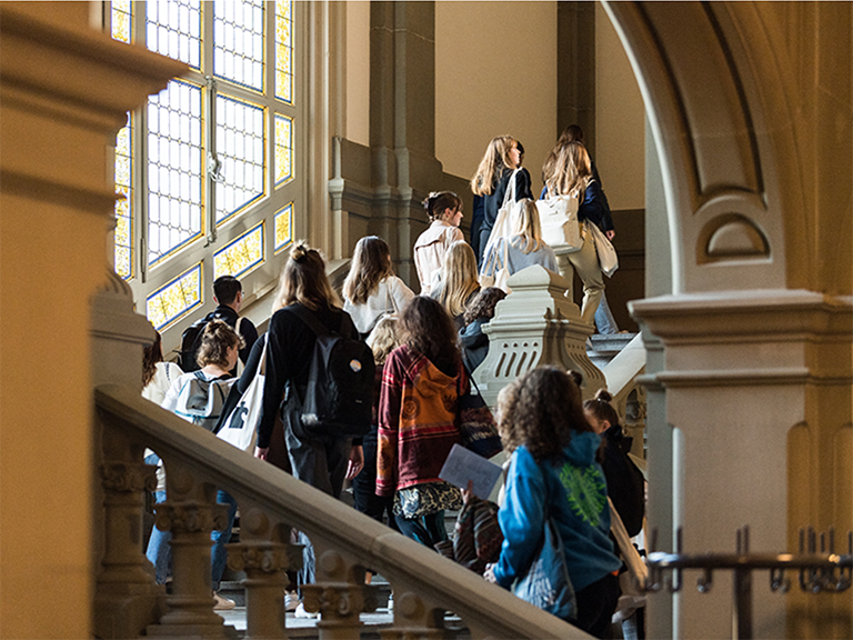 Wendeltreppe Bibliothek Unitobler von oben