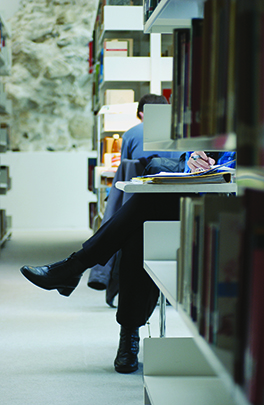 Student in der Bibliothek